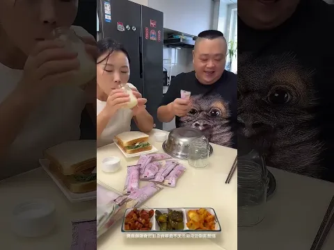 自私老公大口啃著香嫩火腿，只留番茄給我吃，難道他良心不會不安嗎