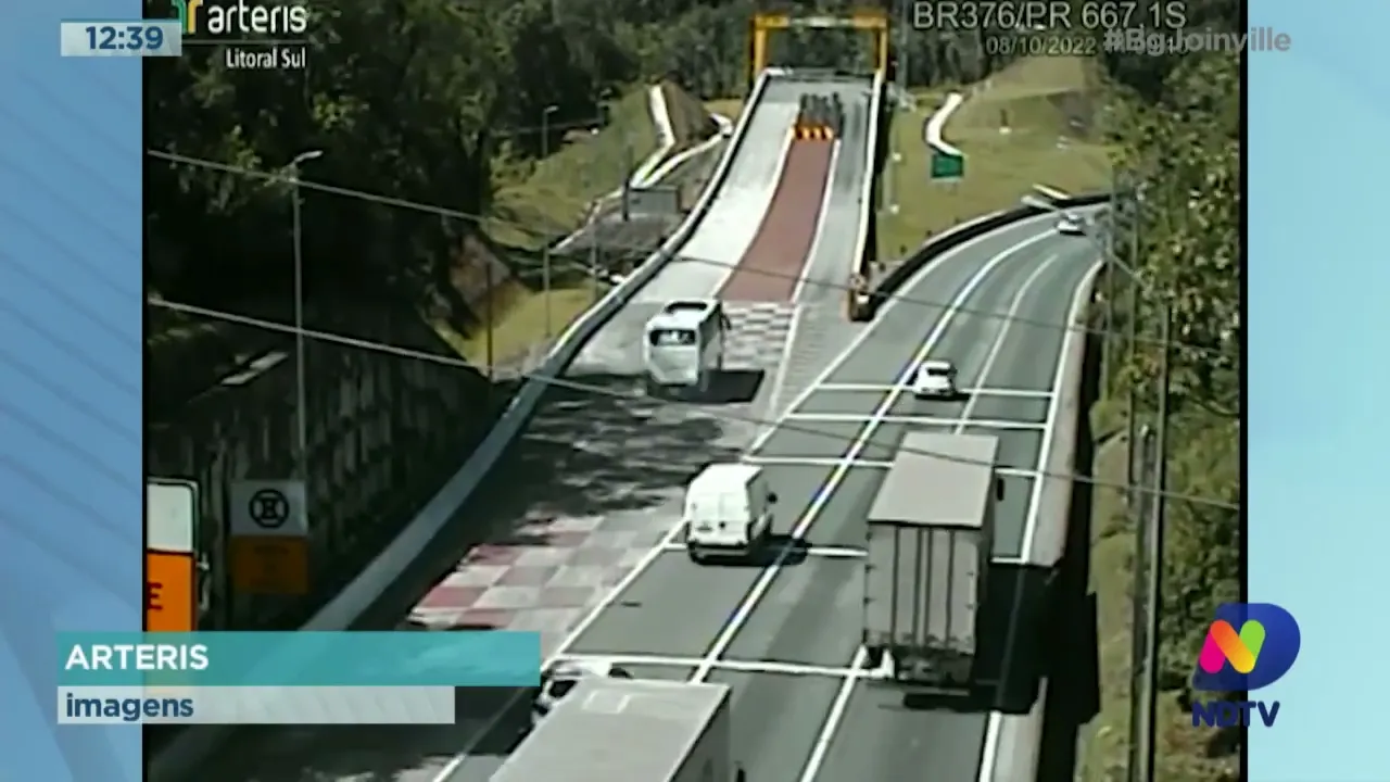 Grande susto! Ônibus com 50 passageiros usa área de escape da BR-376