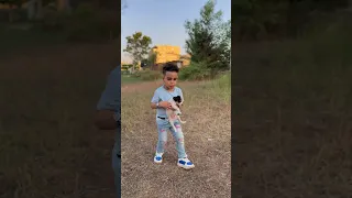 طفل يساعد كلب صغير Shorts 