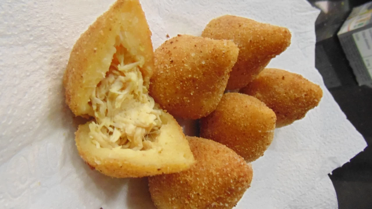 COXINHA DE FRANGO E BOLINHA DE QUEIJO SEM GLÚTEN