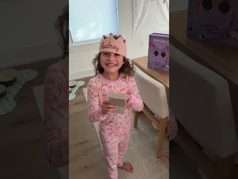 The fact that her baby sister woke up and she grabbed her shows you the type of girl Audrey is🥺