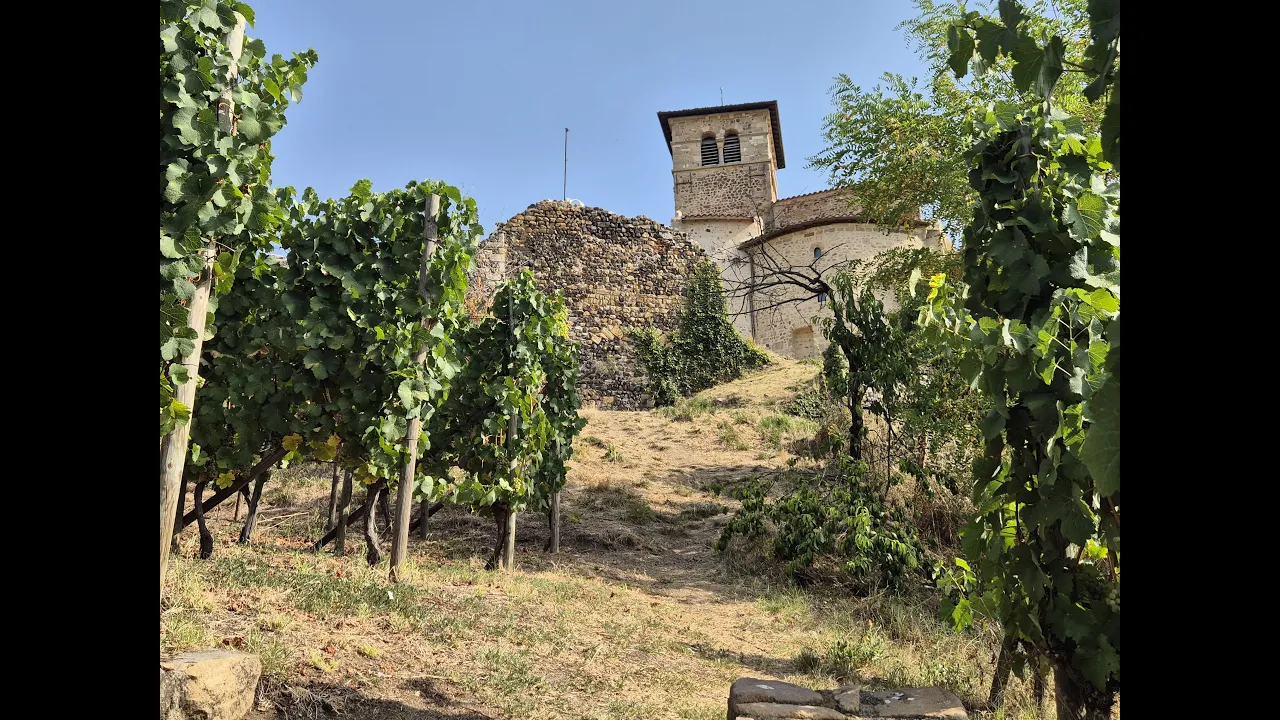 ⁣42Tv Carte postale | Prieuré de Saint-Romain-le-Puy : chef-d’œuvre perché sur la plaine du Forez
