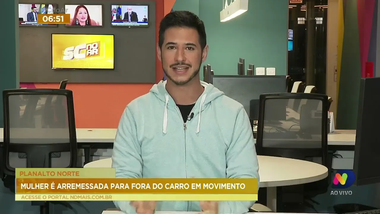 Mulher é arremessada para fora do carro em movimento