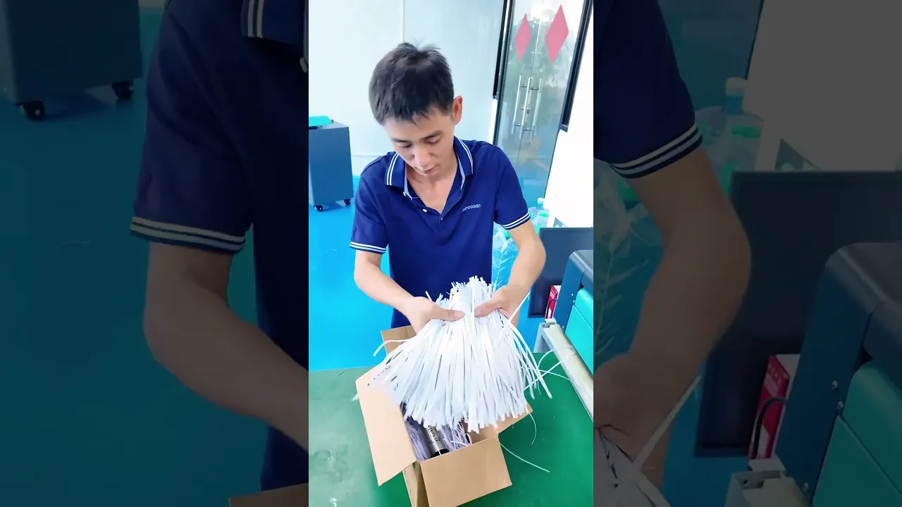 Vermeiden Sie das billige Abladen ungenutzter Kartons an Recycler. Verwandeln Sie überschüssige Kartons mit dem Kartonzerkleinerer-Expander in praktisches Polsterpapier.