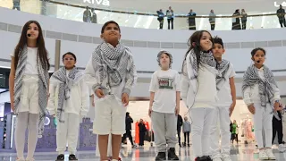 سلام لغزة فلاش موب في مجمع العاصمة الكويت 