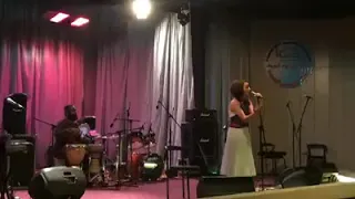 قالوا بيهجر قولت وماله يهجر يهجر بس يعيش حلو الحلو بكل خصاله 