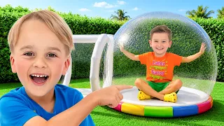 Mike y Sasha construyen una casita inflable GIGANTE para niños