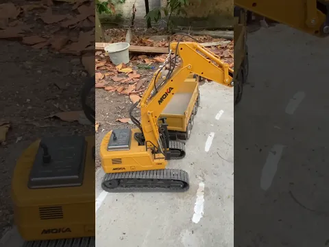 Konvoi melewati jembatan darurat