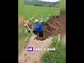 Download Lagu Boer wordt wakker en ziet een enorm gat in zijn veld!