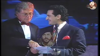 حميد الشاعرى وناصر المزداوى استلام جائزة اغنيه القرن نور العين فى دبى نيابه عن المخرج طارق العريان 