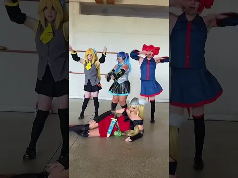 Asteriku manages the Team Miku 🕺✨ #vocaloid #cosplay #hatsunemiku