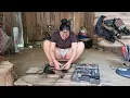 Download Lagu The mechanic girl repaired the drill and changed the oil of the motorcycle carrying customers