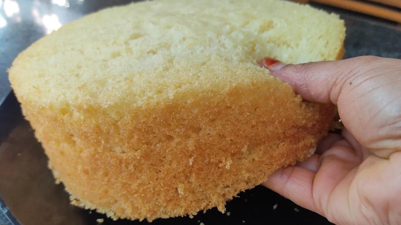 The Most AMAZING Vanilla Cake Recipe. 