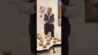 الفنان التشكيلي شاكر عطية في إفتتاح المعرض السنوي للفنون بدورته 26 تصوير باسم ناجي ستوكهولم 