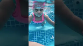 طفله تغرق في الماء  طفله تغرق في الماء