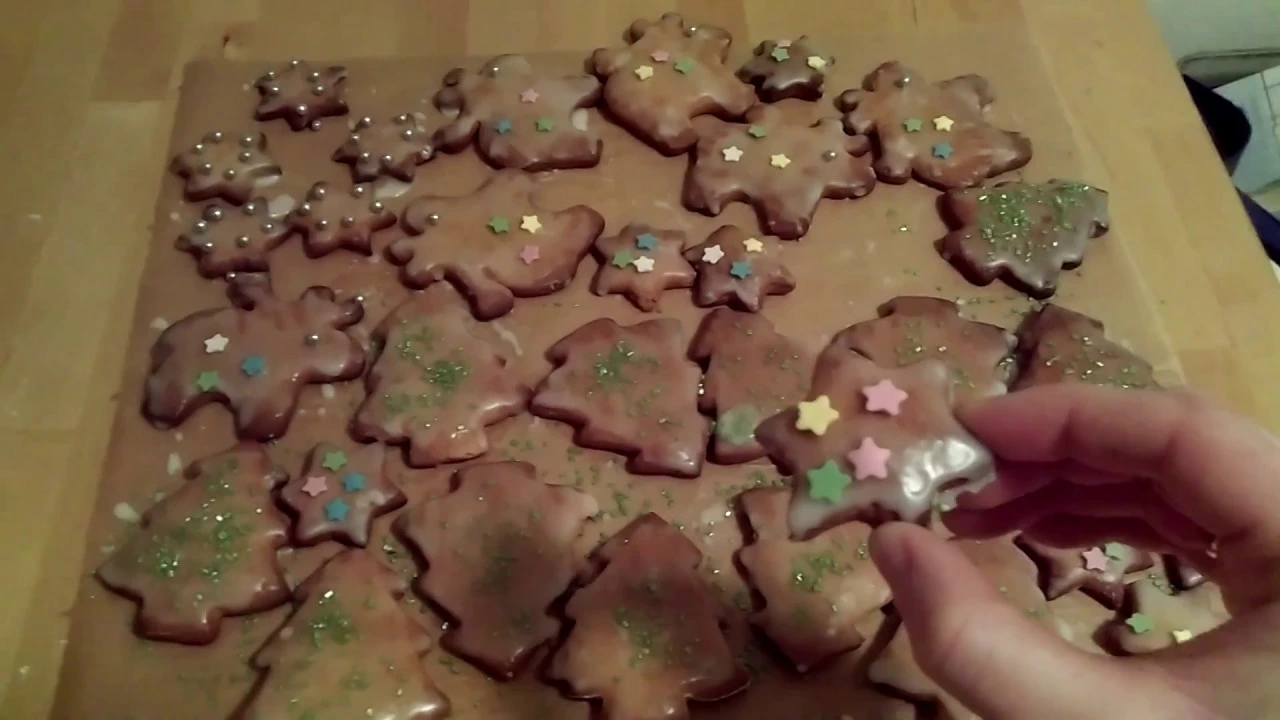 In diesem Video zeige ich euch wie ihr schnell und einfach selbst ein Lebkuchenhaus backen könnt. Ic. 