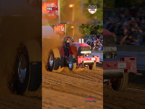 Now that’s slinging dirt! #tractorpulling