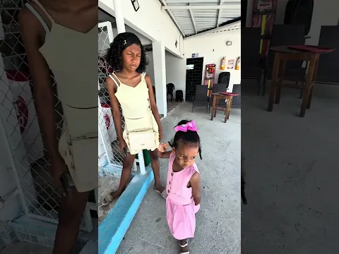 Isabella se quiere meter en la piscina