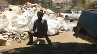 مقطع مضحك جلس على اريباق سيارة وطار 