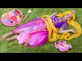 Download Lagu Sofia speelt dat ze Rapunzel is en doet het kapsel en de make-up voor de prinses.