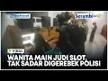 Download Lagu VIRAL Main Judi Slot Sambil Asyik Bernyanyi, Wanita ini Tak Sadar saat Digerebek Polisi