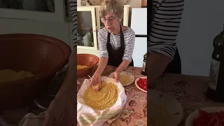 فرگولای ساردینیایی به طور سنتی اینگونه درست می شود   پاستا  ساردینیا دندنها