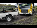 Lagu Toyota Landcruiser tows stuck in the mud 34 ton truck and trailer uphill
