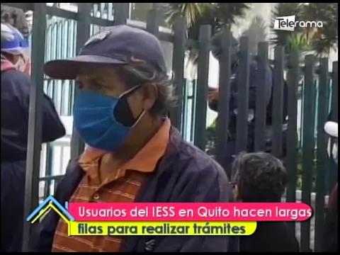 Usuarios del IESS en Quito hacen largas filas para realizar trámites