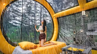 التخييم تحت المطر داخل خيمة هوائية ضخمة على شكل كبسولة 