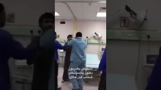 دكتور سوداني ينهان ويضرب بالحزاء في المملكة العربية السعودية 