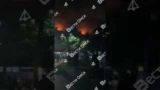 В Омске на крыши жилого дома загорелась кровля