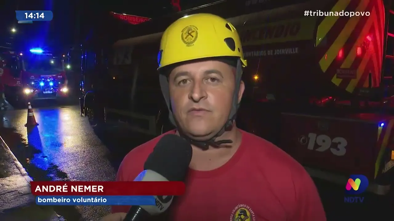 Incêndio na zona Sul: casa pega fogo no bairro Adhemar Garcia, em Joinville