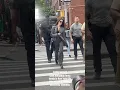 Download Lagu Anne Hathaway trekt deze ochtend de aandacht in New York, ze ziet er werkelijk schitterend uit. #...