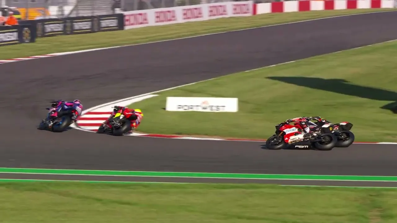 Ryde v Redding at the start of ZYN BSB Race 1