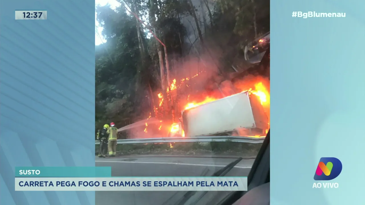 Carreta pega fogo na BR-470 e chamas se espalham pela mata
