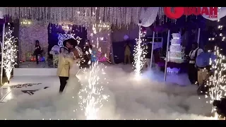 omg oritsefemi u0026his wife danced beautifully u0026 kissed for over 1 minute at their colourful wedding