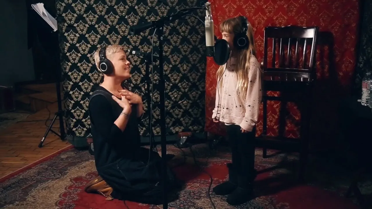 P!nk & Willow Sage Hart (P!nk’s Daughter) - A Million Dreams/A Million Dreams (Reprise) P!nk & Willow Sage Hart (P!nk’s Daughter) - A Million Dreams/A Million Dreams (Reprise)