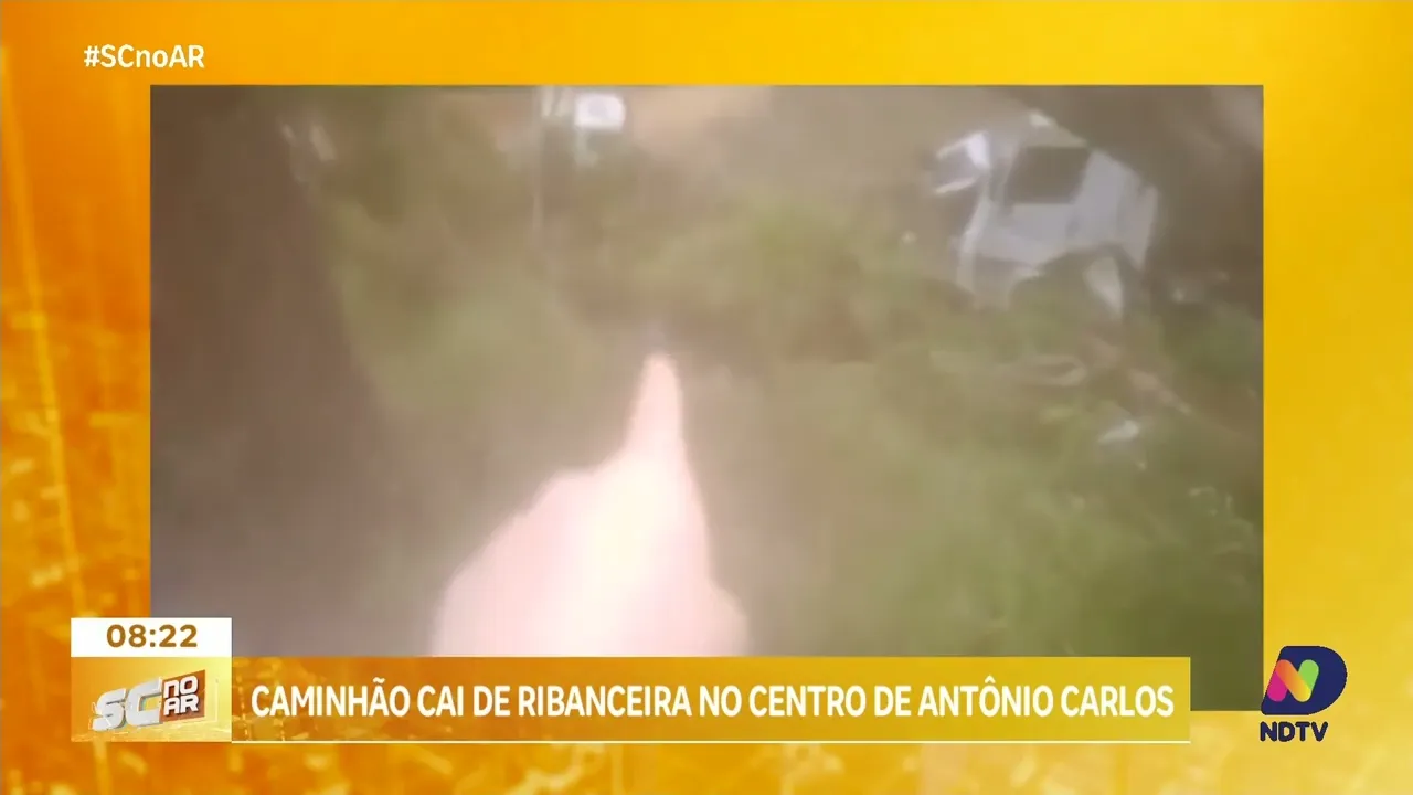 Caminhão cai de ribanceira no centro de Antônio Carlos, na Grande Florianópolis