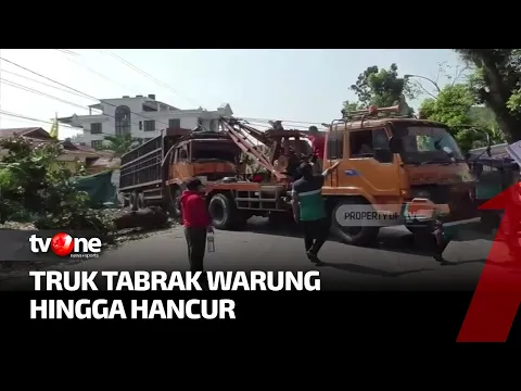Diduga Menyetir saat Mengantuk, Truk Ekspedisi Tabrak Pohon dan Warung hingga Ringsek