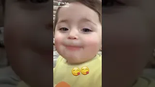 طفل صغير يقول بابا 