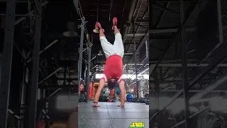 الشيخ امجد سمير يلعب هاند استاند دندنها