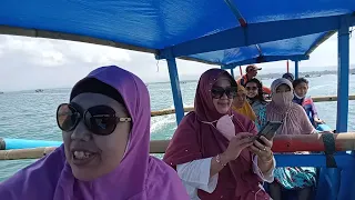 Download berlayar di pantai Pangandaran para artis. sahrini kw dan Elvi Sukaesih kw MP3