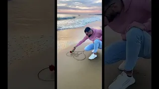 تصميم كتابة حرف على الرمل 