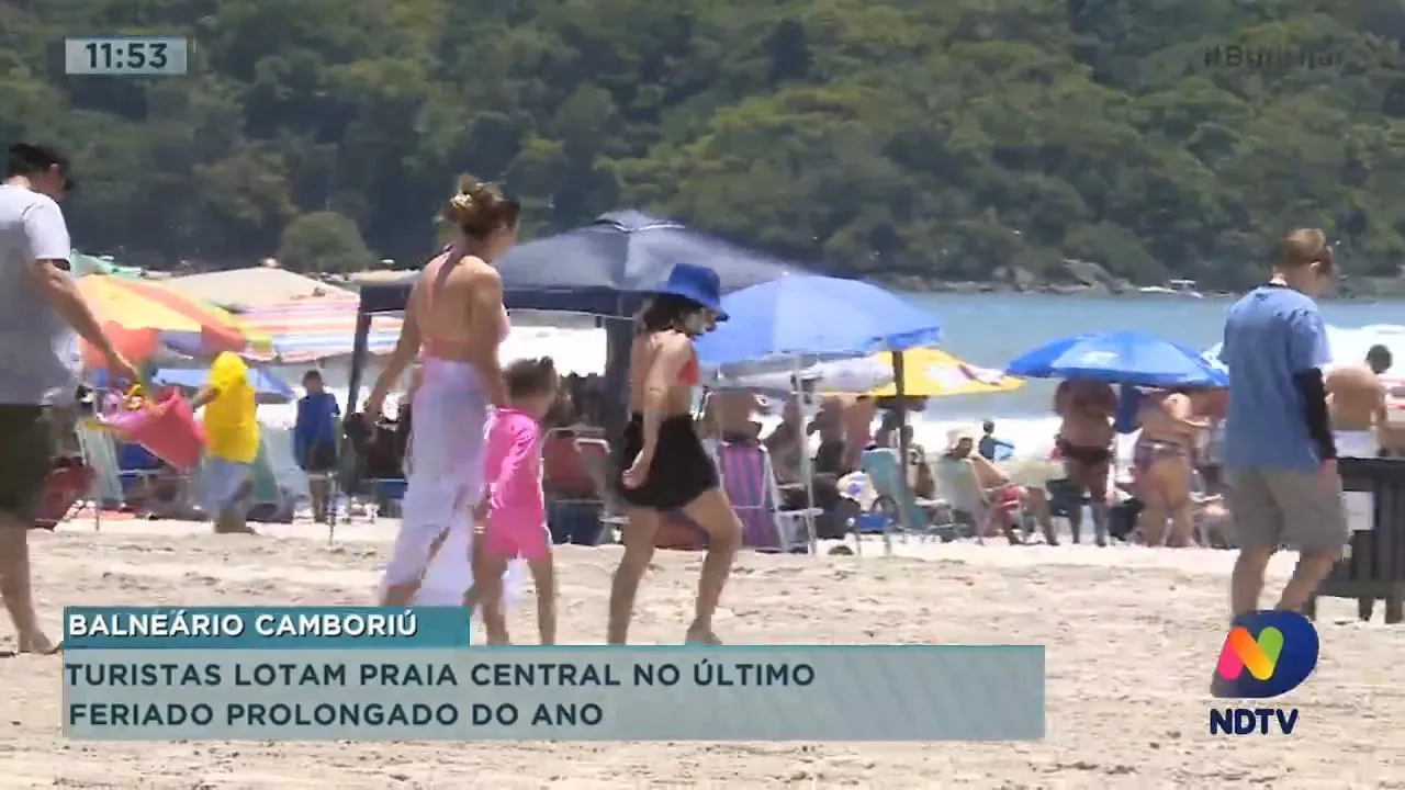 Turistas lotam praia central no último feriado prolongado do ano