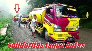 moment langka solidaritas sopir truck tangki air patut di acungi jempol