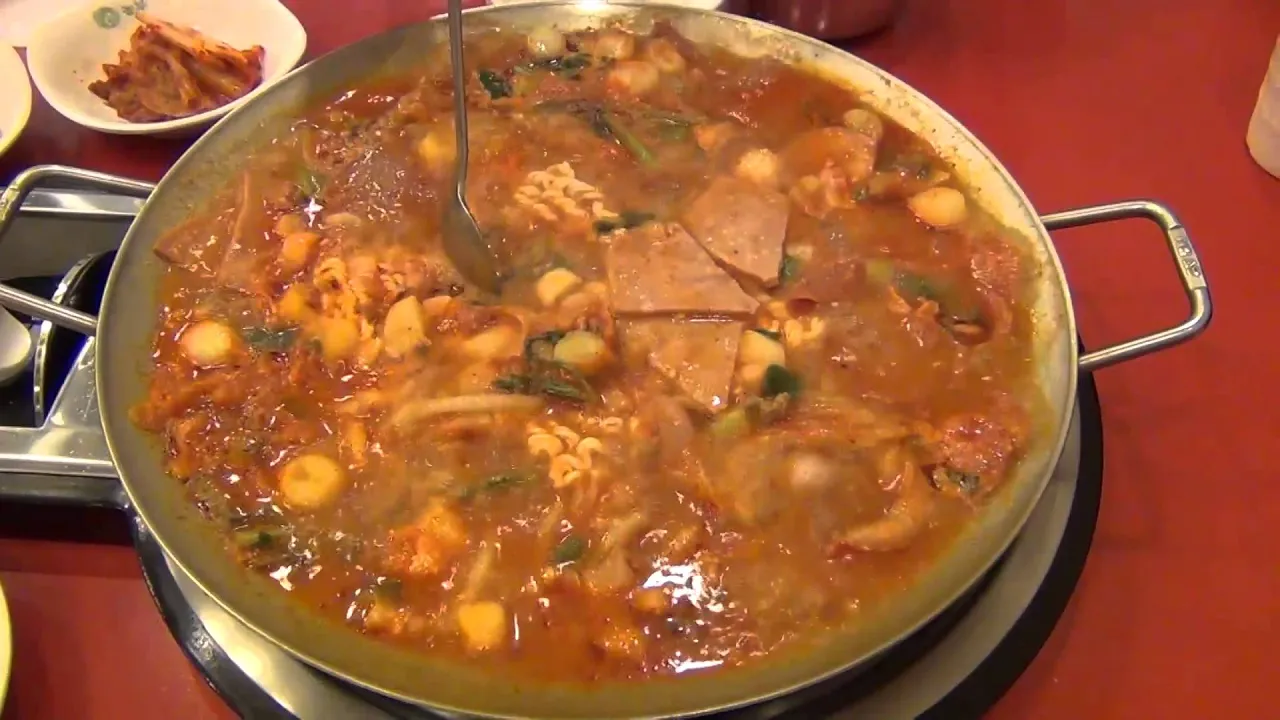 Korean Food: Budae Jjigae (부대 찌개)