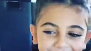 اللي عنده ضحكه زي ديه واللي لون عيونه مش عاديه 