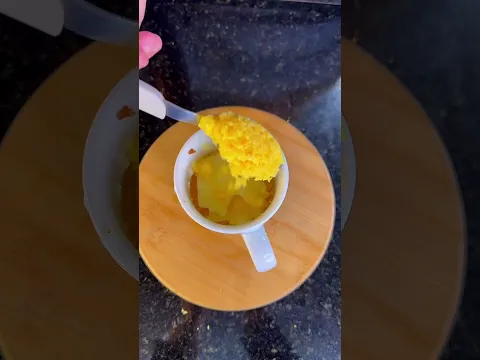 Cuscuz recheado na caneca de microondas