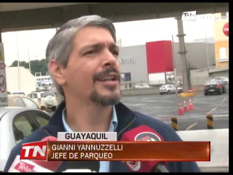 Trabajos para evitar congestionamiento al ingreso de centro comercial