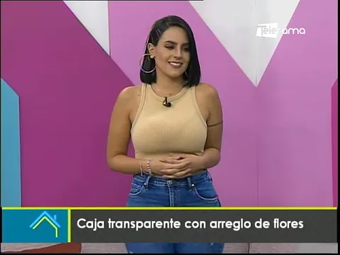 Caja transparente con arreglo de flores